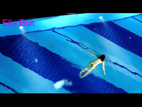 ❤️ Non podo deixar de mirar, unha moza loira que é sorprendida nadando espida na piscina do resort ELLA BOLT ️❌ Vídeo anal en % gl.storestarbucks.top % ️❤